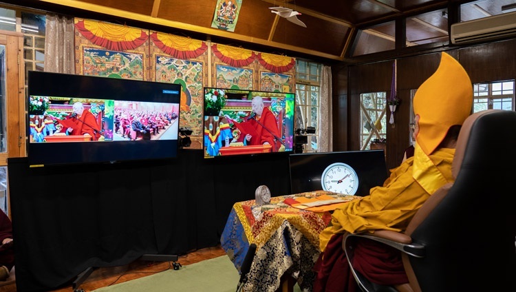 Перед началом первого дня онлайн-учений для буддистов Монголии Хамбо-лама Монголии выражает почтение Его Святейшеству Далай-ламе и приветствует его от имени монастыря, а также всех монахов и монахинь Монголии. Дхарамсала, штат Химачал-Прадеш, Индия. 12 марта 2021 г. Фото: дост. Тензин Джампхел.