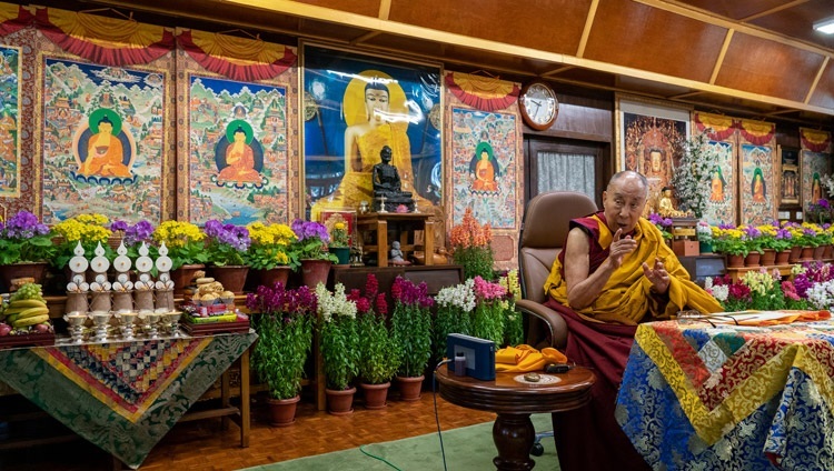 Его Святейшество Далай-лама во время первого дня онлайн-учений для буддистов Монголии. Дхарамсала, штат Химачал-Прадеш, Индия. 12 марта 2021 г. Фото: дост. Тензин Джампхел.