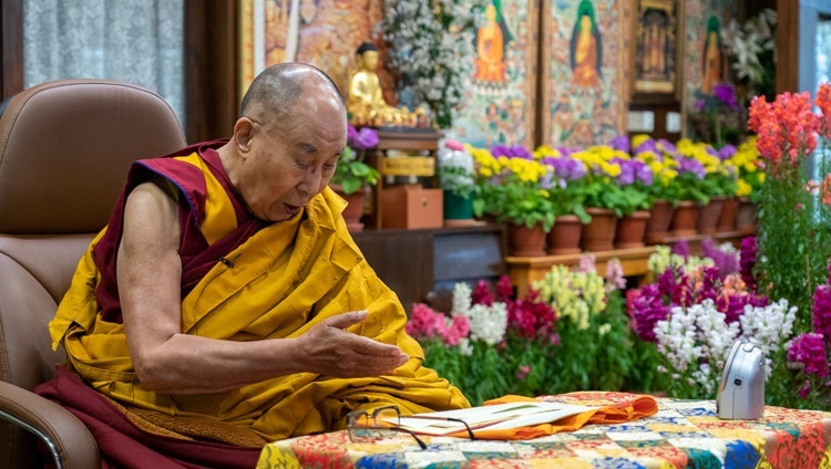 Во время первого дня онлайн-учений для буддистов Монголии Его Святейшество Далай-лама читает строфы «Обращения к 17 великим пандитам славной Наланды». Дхарамсала, штат Химачал-Прадеш, Индия. 12 марта 2021 г. Фото: дост. Тензин Джампхел.