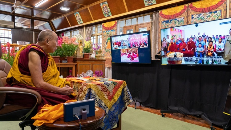 Во время первого дня онлайн-учений для буддистов Монголии Его Святейшество Далай-лама смотрит видеоролик о доме-интернате для детей и престарелых «Ачлалт хүүхдүүд». Дхарамсала, штат Химачал-Прадеш, Индия. 12 марта 2021 г. Фото: дост. Тензин Джампхел.