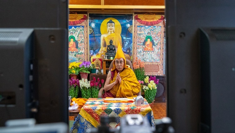 Его Святейшество Далай-лама во время заключительного дня онлайн-учений для буддистов Монголии. Дхарамсала, штат Химачал-Прадеш, Индия. 13 марта 2021 г. Фото: дост. Тензин Джампхел.