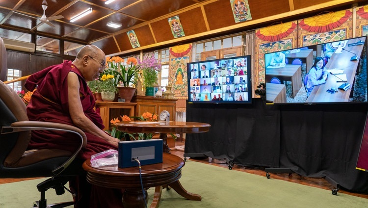 Его Святейшество Далай-лама слушает вопрос студентки Тувинского государственного университета. Дхарамсала, штат Химачал-Прадеш, Индия. 29 марта 2021 г. Фото: дост. Тензин Джампхел.