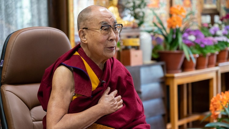 Его Святейшество Далай-лама беседует со слушателями из стран Балтии. Дхарамсала, штат Химачал-Прадеш, Индия. 2 апреля 2021 г. Фото: дост. Тензин Джампхел.