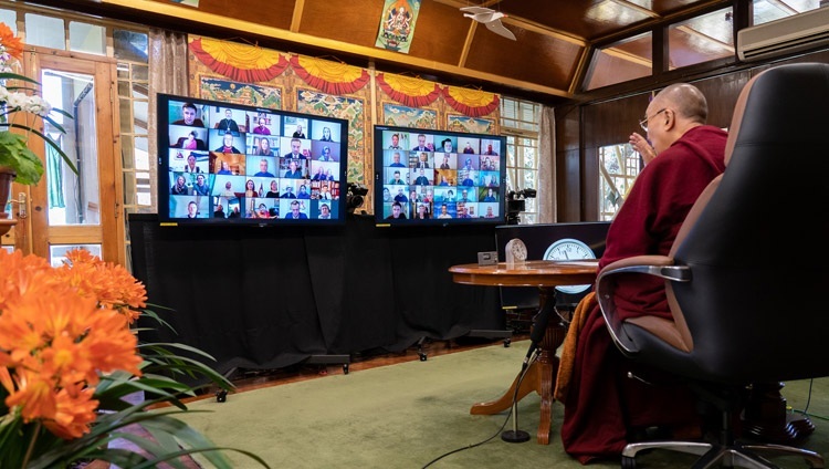 Представители различных организаций из стран Балтии слушают наставления Его Святейшества Далай-ламы. Дхарамсала, штат Химачал-Прадеш, Индия. 2 апреля 2021 г. Фото: дост. Тензин Джампхел.