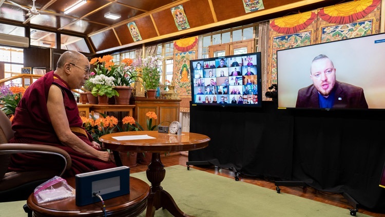 Давис Стальтс, бывший депутат и член Рижского городского совета, задает вопрос Его Святейшеству Далай-ламе во время онлайн-беседы на тему «Нравственность и этика – сегодня и завтра». Дхарамсала, штат Химачал-Прадеш, Индия. 2 апреля 2021 г. Фото: дост. Тензин Джампхел.