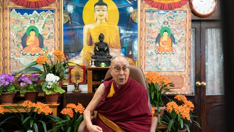 Во время онлайн-беседы на тему «Нравственность и этика – сегодня и завтра» Его Святейшество Далай-лама отвечает на вопросы слушателей из стран Балтии. Дхарамсала, штат Химачал-Прадеш, Индия. 2 апреля 2021 г. Фото: дост. Тензин Джампхел.