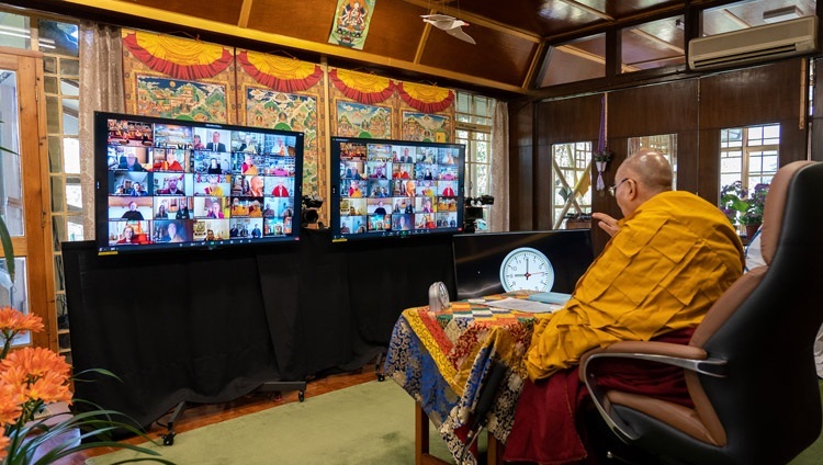 Его Святейшество Далай-лама дарует буддистам Италии учение о Четырех благородных истинах и Двух истинах. Дхарамсала, штат Химачал-Прадеш, Индия. 7 апреля 2021 г. Фото: дост. Тензин Джампхел.