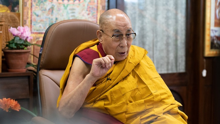 Его Святейшество Далай-лама во время онлайн-учения о Четырех благородных истинах и Двух истинах, организованного по просьбе Объединения буддистов Италии. Дхарамсала, штат Химачал-Прадеш, Индия. 7 апреля 2021 г. Фото: дост. Тензин Джампхел.