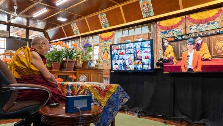 Слушательница из Италии задает вопрос Его Святейшеству Далай-ламе. Дхарамсала, штат Химачал-Прадеш, Индия. 7 апреля 2021 г. Фото: дост. Тензин Джампхел.