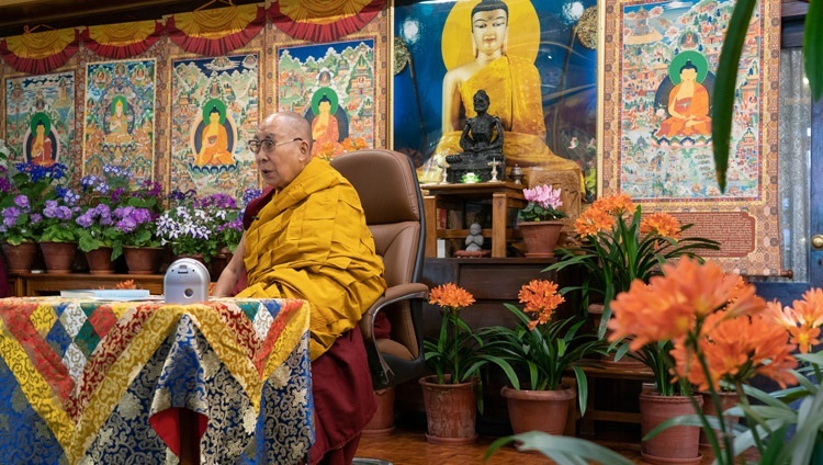 Его Святейшество Далай-лама отвечает на вопросы во время онлайн-учения о Четырех благородных истинах и Двух истинах, организованного по просьбе Объединения буддистов Италии. Дхарамсала, штат Химачал-Прадеш, Индия. 7 апреля 2021 г. Фото: дост. Тензин Джампхел.