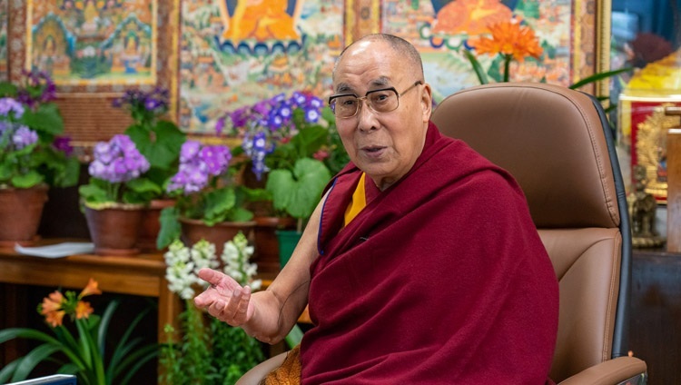 Его Святейшество Далай-лама произносит вступительное слово в начале беседы на тему «Будь любовью для единого лучшего мира». Дхарамсала, штат Химачал-Прадеш, Индия. 12 апреля 2021 г. Фото: дост. Тензин Джампхел.