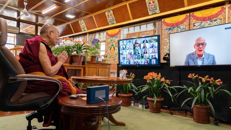 Ян Спирс из организации «Единый лучший мир» объявляет о сессии вопросов и ответов в рамках беседы с Его Святейшеством Далай-ламой. Дхарамсала, штат Химачал-Прадеш, Индия. 12 апреля 2021 г. Фото: дост. Тензин Джампхел.