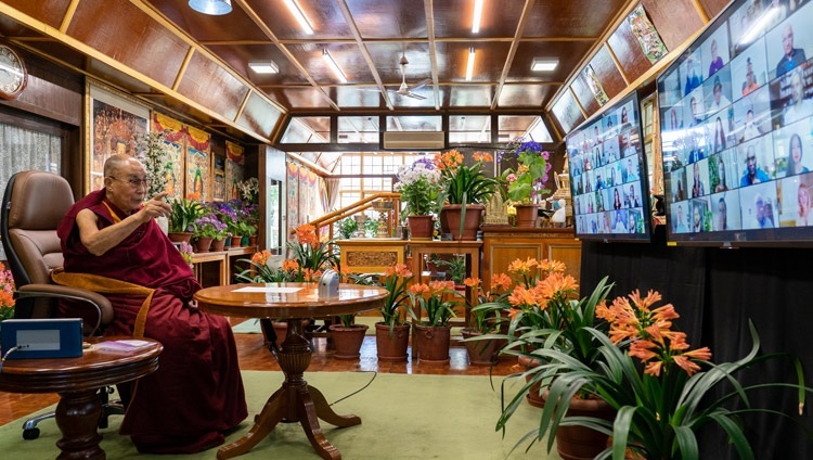 Его Святейшество Далай-лама отвечает на вопросы во время беседы на тему «Будь любовью для единого лучшего мира». Дхарамсала, штат Химачал-Прадеш, Индия. 12 апреля 2021 г. Фото: дост. Тензин Джампхел.