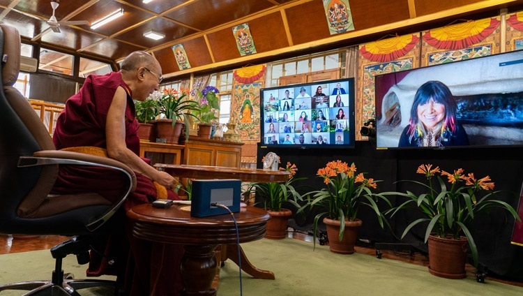 Его Святейшество Далай-лама отвечает на вопрос певицы и пацифистки Баффи Сент-Мари. Дхарамсала, штат Химачал-Прадеш, Индия. 12 апреля 2021 г. Фото: дост. Тензин Джампхел.