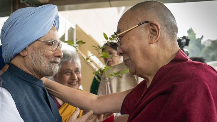 Его Святейшество Далай-лама и бывший премьер-министр Индии Манмохан Сингх. Нью-Дели, Индия. 10 ноября 2018 г. Фото: Тензин Чойджор (офис ЕСДЛ).