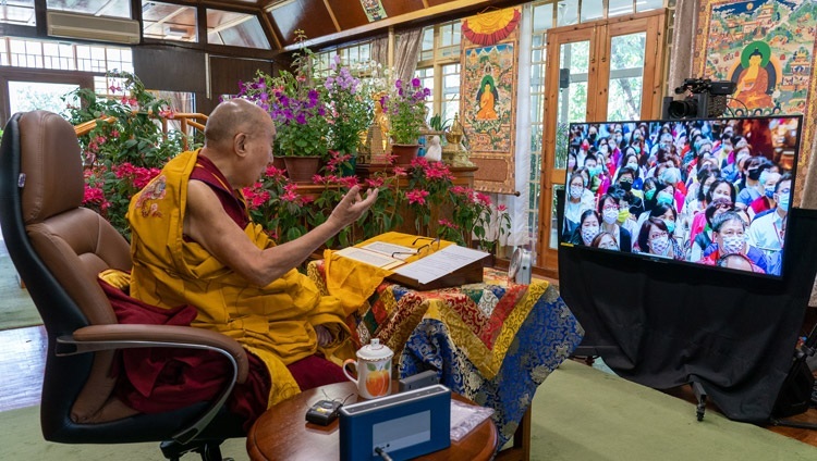 Его Святейшество Далай-лама во время учения по «Сутре сердца». Дхарамсала, штат Химачал-Прадеш, Индия. 1 мая 2021 г. Фото: дост. Тензин Джампхел. 
