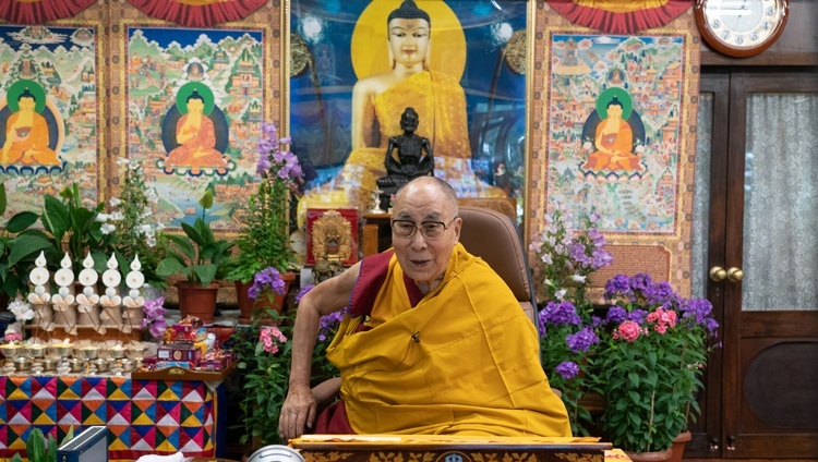 Во время первого дня онлайн-учений для тибетской молодежи Его Святейшество Далай-лама обращается к слушателям. Дхарамсала, штат Химачал-Прадеш, Индия. 1 июня 2021 г. Фото: дост. Тензин Джампхел.