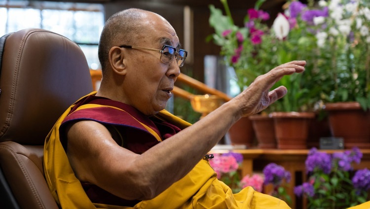 Во время первого дня онлайн-учений для тибетской молодежи Его Святейшество Далай-лама произносит вступительное слово. Дхарамсала, штат Химачал-Прадеш, Индия. 1 июня 2021 г. Фото: дост. Тензин Джампхел.