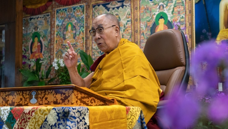 Во время первого дня онлайн-учений для тибетской молодежи Его Святейшество Далай-лама объясняет сочинение Чже Цонкапы «Счастливая судьба». Дхарамсала, штат Химачал-Прадеш, Индия. 1 июня 2021 г. Фото: дост. Тензин Джампхел.