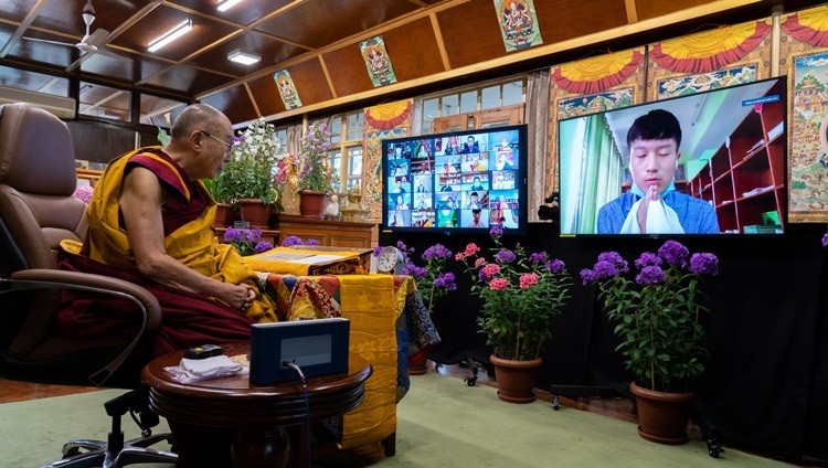 Во время первого дня онлайн-учений для тибетской молодежи один из слушателей задает Его Святейшеству Далай-ламе вопрос. Дхарамсала, штат Химачал-Прадеш, Индия. 1 июня 2021 г. Фото: дост. Тензин Джампхел.