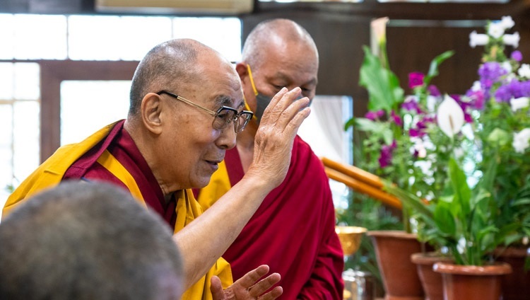 В начале второго дня онлайн-учений для тибетской молодежи Его Святейшество Далай-лама приветствует слушателей. Дхарамсала, штат Химачал-Прадеш, Индия. 2 июня 2021 г. Фото: дост. Тензин Джампхел.