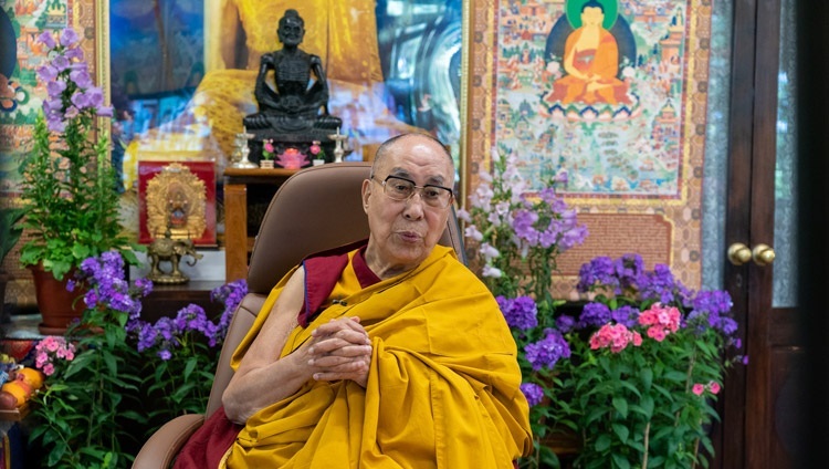 Во время второго дня онлайн-учений для тибетской молодежи Его Святейшество Далай-лама обращается к слушателям. Дхарамсала, штат Химачал-Прадеш, Индия. 2 июня 2021 г. Фото: дост. Тензин Джампхел.