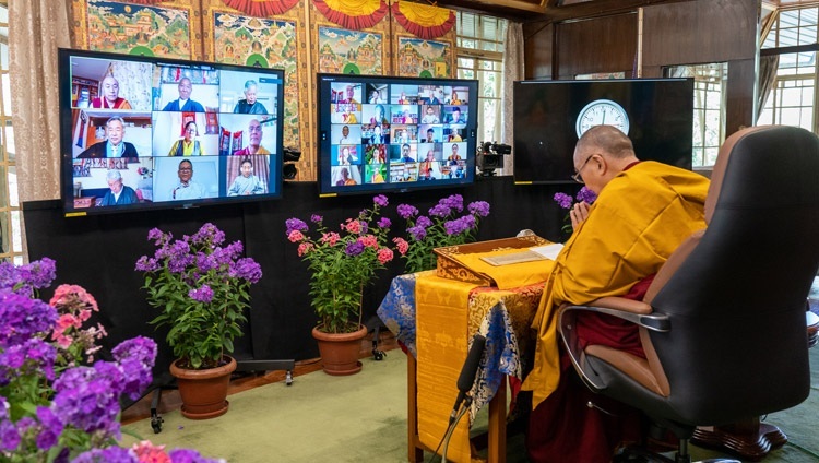 Юные тибетцы и их преподаватели слушают учение Его Святейшества Далай-ламы. Дхарамсала, штат Химачал-Прадеш, Индия. 2 июня 2021 г. Фото: дост. Тензин Джампхел.
