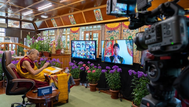 Во время второго дня онлайн-учений для тибетской молодежи Его Святейшество Далай-лама отвечает на вопросы слушателей. Дхарамсала, штат Химачал-Прадеш, Индия. 2 июня 2021 г. Фото: дост. Тензин Джампхел.
