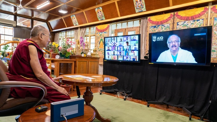 Его Святейшество Далай-лама отвечает на вопросы во время диалога на тему «Сострадание в здравоохранении». Дхарамсала, штат Химачал-Прадеш, Индия. 7 июля 2021 г. Фото: дост. Тензин Джампхел.