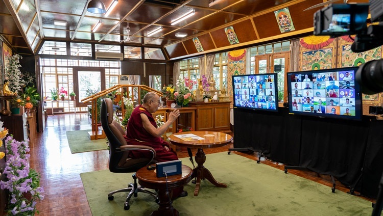 Его Святейшество Далай-лама отвечает на вопросы во время диалога на тему «Сострадание в здравоохранении». Дхарамсала, штат Химачал-Прадеш, Индия. 7 июля 2021 г. Фото: дост. Тензин Джампхел.