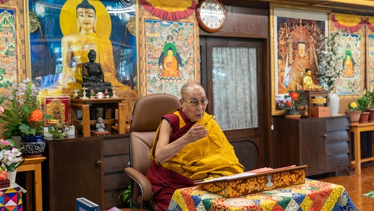 Его Святейшество Далай-лама дарует учения по произведению Атиши «Светоч на пути к Пробуждению» из своей резиденции в Дхарамсале. Дхарамсала, штат Химачал-Прадеш, Индия. 13 июля 2021 г. Фото: дост. Тензин Джампхел.