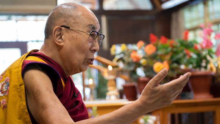 Его Святейшество Далай-лама во время первого дня учений по произведению Атиши «Светоч на пути к Пробуждению». Дхарамсала, штат Химачал-Прадеш, Индия. 13 июля 2021 г. Фото: дост. Тензин Джампхел.
