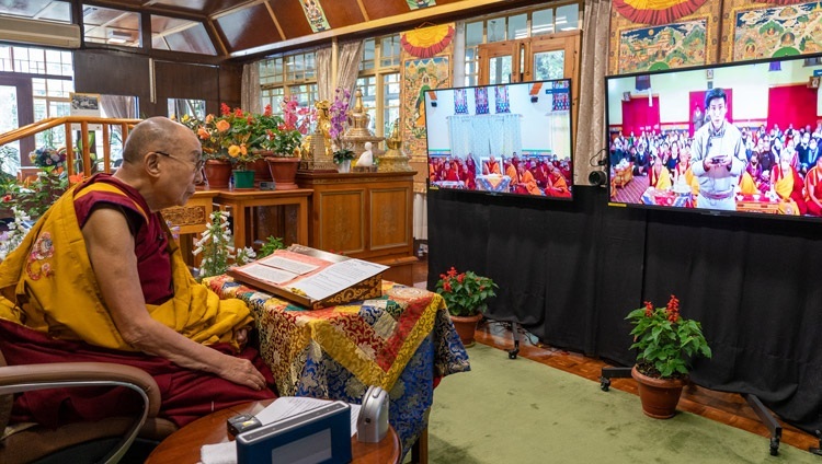 Слушатель в храме Джокханг в Ладаке задает вопрос Его Святейшеству Далай-ламе во время первого дня учений по произведению Атиши «Светоч на пути к Пробуждению». 13 июля 2021 г. Фото: дост. Тензин Джампхел.