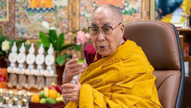 Его Святейшество Далай-лама дарует учения по произведению Атиши «Светоч на пути к Пробуждению». Дхарамсала, штат Химачал-Прадеш, Индия. 14 июля 2021 г. Фото: дост. Тензин Джампхел.