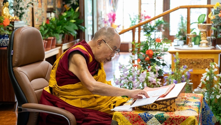 Во время второго дня учений Его Святейшество Далай-лама читает строфы произведения Атиши «Светоч на пути к Пробуждению». Дхарамсала, штат Химачал-Прадеш, Индия. 14 июля 2021 г. Фото: дост. Тензин Джампхел.