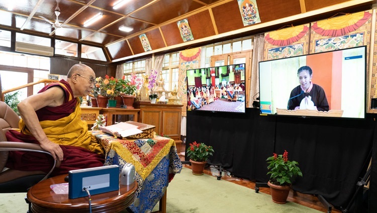 Слушательница в монастыре Тикси в Ладаке задает вопрос Его Святейшеству Далай-ламе во время второго дня учений по произведению Атиши «Светоч на пути к Пробуждению». 14 июля 2021 г. Фото: дост. Тензин Джампхел.