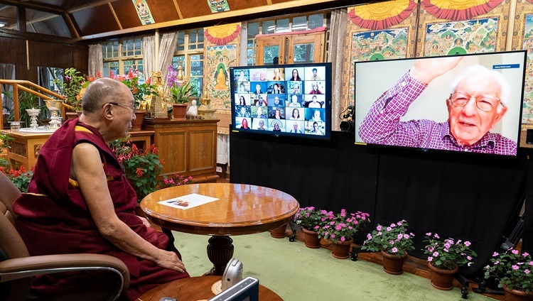 Профессор Лондонской школы экономики и основатель программы «Действия во имя счастья» лорд Ричард Лейард приветствует Его Святейшество Далай-ламу в начале диалога «Как сделать мир счастливее». Дхарамсала, штат Химачал-Прадеш, Индия. 28 июля 2021 г. Фото: дост. Тензин Джампхел.