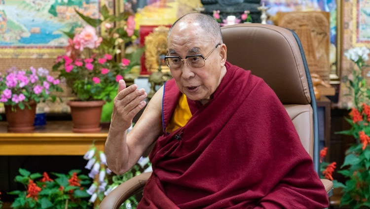 Его Святейшество Далай-лама обращается к участникам диалога «Как сделать мир счастливее». Дхарамсала, штат Химачал-Прадеш, Индия. 28 июля 2021 г. Фото: дост. Тензин Джампхел.