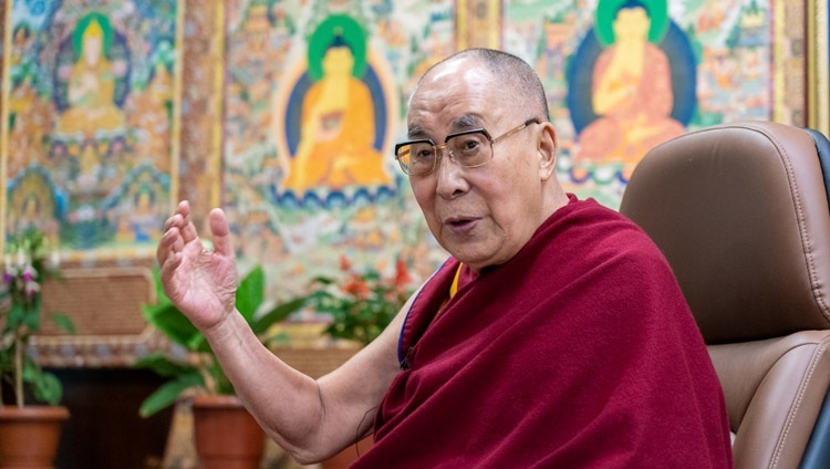 Во время диалога «Как сделать мир счастливее» Его Святейшество Далай-лама отвечает на вопросы слушателей. Дхарамсала, штат Химачал-Прадеш, Индия. 28 июля 2021 г. Фото: дост. Тензин Джампхел.