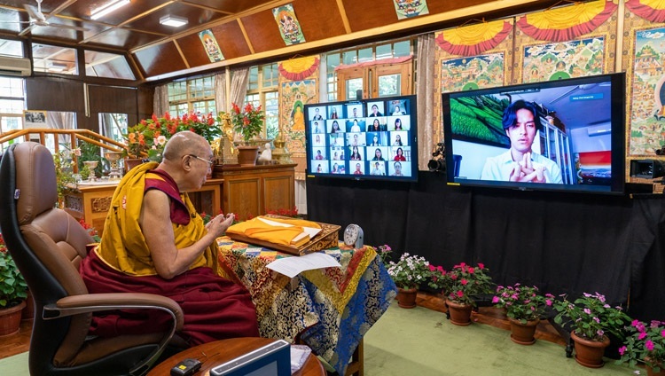 В начале встречи Его Святейшества Далай-ламы с индонезийскими школьниками участник видеоконференции подносит духовному лидеру мандалу. Дхарамсала, штат Химачал-Прадеш, Индия. 11 августа 2021 г. Фото: дост. Тензин Джампхел.