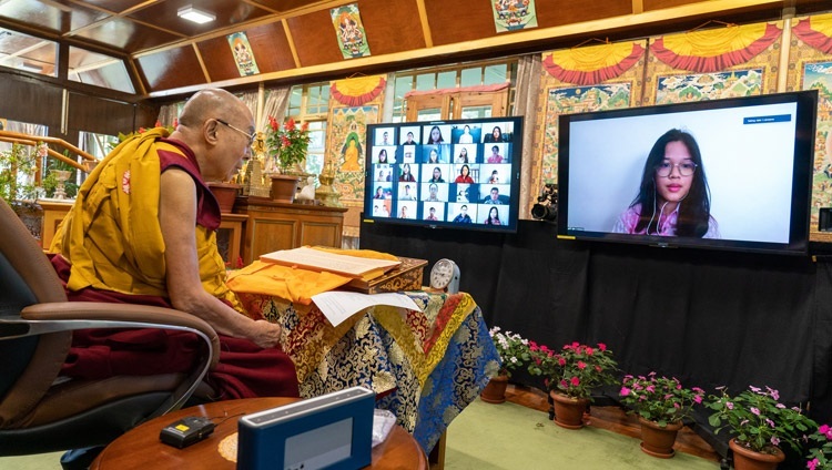 Во время встречи Его Святейшества Далай-ламы с индонезийскими школьниками одна из слушательниц задает духовному лидеру вопрос. Дхарамсала, штат Химачал-Прадеш, Индия. 11 августа 2021 г. Фото: дост. Тензин Джампхел.