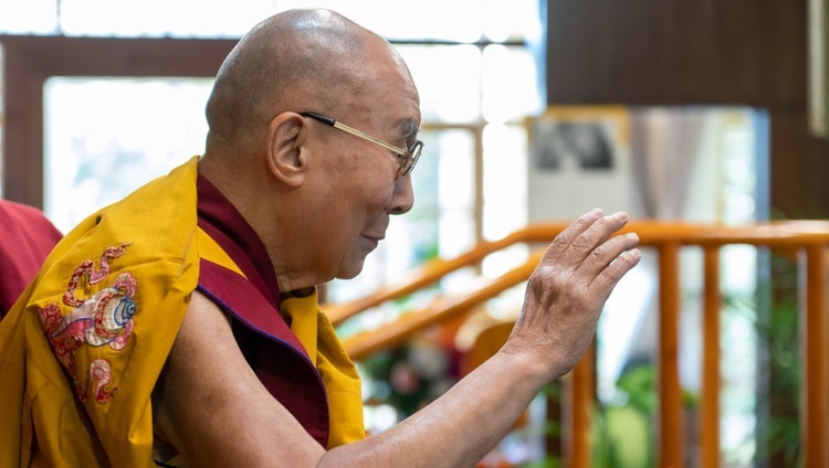 По прибытии на онлайн-встречу, посвященную состраданию и ненасилию, Его Святейшество Далай-лама машет рукой слушателям из Кореи. Дхарамсала, штат Химачал-Прадеш, Индия. 18 августа 2021 г. Фото: дост. Тензин Джампхел.