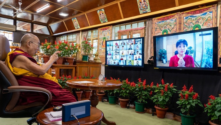 Его Святейшество Далай-лама отвечает на вопросы во время лекции о сострадании и ненасилии, организованной по просьбе буддистов из Кореи. Дхарамсала, штат Химачал-Прадеш, Индия. 18 августа 2021 г. Фото: дост. Тензин Джампхел.