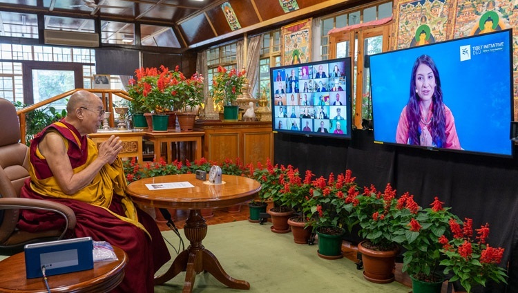 В начале лекции на тему «Как тибетская культура способствует миру во всем мире» Его Святейшество Далай-ламу приветствует исполнительный директор Тибетской инициативы Германии Тензин Цёхбауэр. Дхарамсала, штат Химачал-Прадеш, Индия. 25 августа 2021 г. Фото: дост. Тензин Джампхел.
