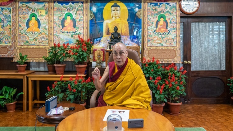 Его Святейшество Далай-лама во время лекции на тему «Как тибетская культура способствует миру во всем мире», организованной Тибетской инициативой Германии. Дхарамсала, штат Химачал-Прадеш, Индия. 25 августа 2021 г. Фото: дост. Тензин Джампхел.