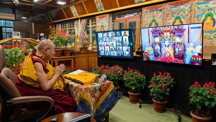 В начале первого дня онлайн-учений Его Святейшества Далай-ламы монахи и монахини из храма Куан Ам Как во Вьетнаме читают «Сутру сердца» на вьетнамском языке. Дхарамсала, штат Химачал-Прадеш, Индия. 8 сентября 2021 г. Фото: дост. Тензин Джампхел.