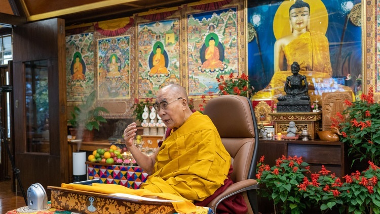 Его Святейшество Далай-лама дарует учения по трактату Чандракирти «Введение в мадхьямаку» и автокомментарию к нему. Дхарамсала, штат Химачал-Прадеш, Индия. 8 сентября 2021 г. Фото: дост. Тензин Джампхел.