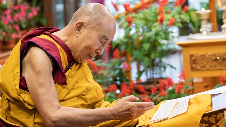 Его Святейшество Далай-лама читает строфы автокомментария Чандракирти к трактату «Введение в мадхьямаку». Дхарамсала, штат Химачал-Прадеш, Индия. 8 сентября 2021 г. Фото: дост. Тензин Джампхел.