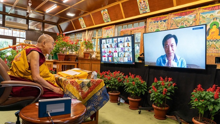 Во время второго дня онлайн-учений, организованных по просьбе буддистов из Азии, Его Святейшество Далай-лама отвечает на вопросы слушателей. Дхарамсала, штат Химачал-Прадеш, Индия. 9 сентября 2021 г. Фото: дост. Тензин Джампхел.