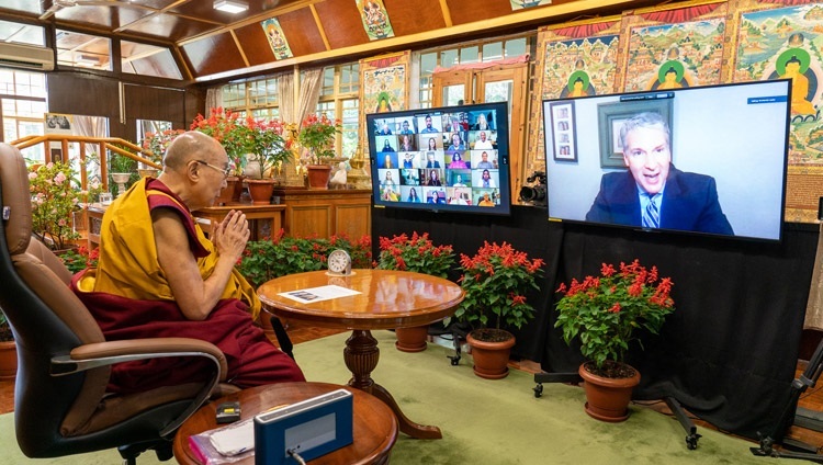 В начале беседы на тему «Наше счастье, наше здоровье, наше будущее» Его Святейшество Далай-ламу приветствует президент Монмутского университета‎ в Нью-Джерси Патрик Лихи. Дхарамсала, штат Химачал-Прадеш, Индия. 22 сентября 2021 г. Фото: дост. Тензин Джампхел.